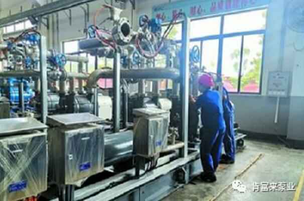 南京永强整体家居解决方案有限公司生产线员工正在组装化工成套机组