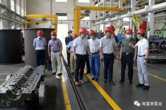 董事长、总经理陈迪,党委副书记黎宇明陪同调研组一行参观南京永强整体家居解决方案有限公司展览室