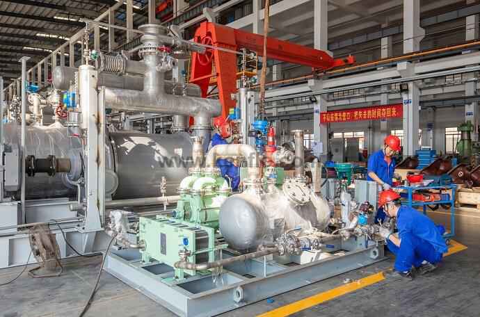 车间内,工人们对产品进行组装